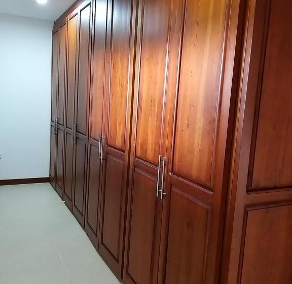 스위트 킹사이즈 침대, Confort Cafetero
