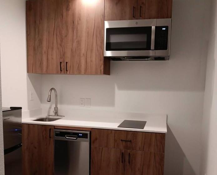 스위트 킹사이즈 침대, Stateline Stayovers Extended Stay