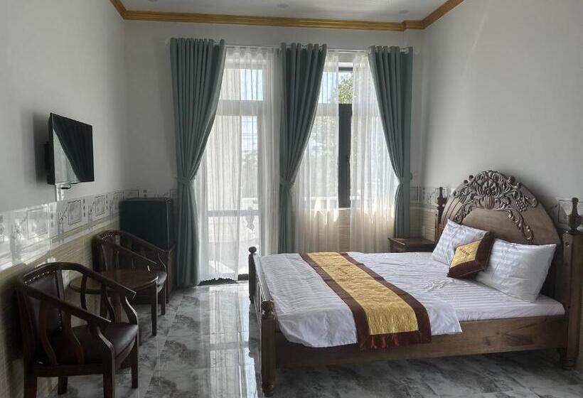 اتاق لوکس, Quốc Hương