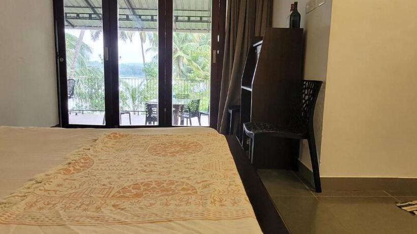 Номер Стандарт Вид на Озеро, Thengaparambath Retreat