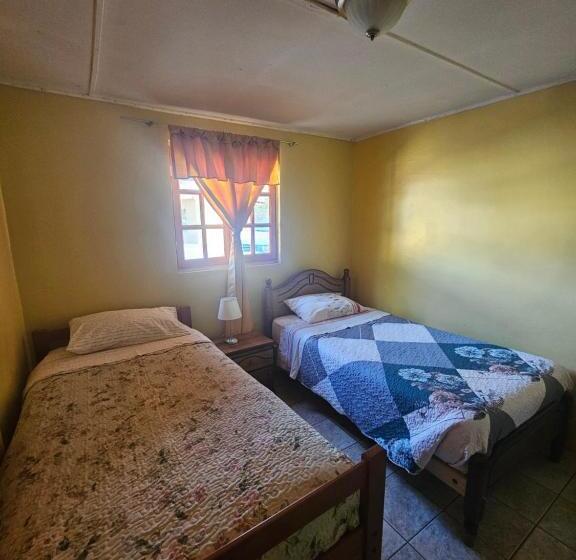 Дом 3 Спальни, Hostal Casa Los Duendes