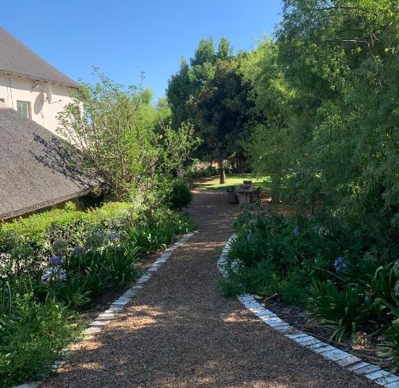 اتاق استاندارد چهارنفره با چشم‌انداز باغ, In The Vine Country Manor Guesthouse