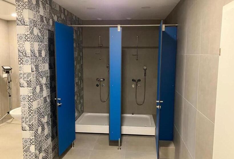اتاق استاندارد چهارنفره با سرویس بهداشتی مشترک, Cafdorm