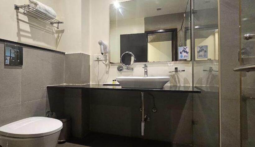 带大床的高级房间, Clover   A Rivido Hotel Jigani