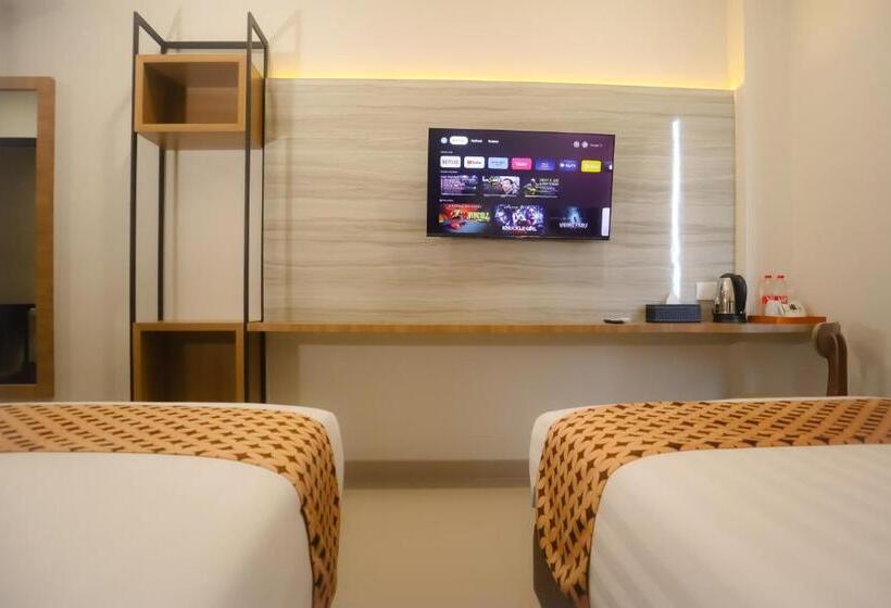 Номер Deluxe, Front One Hotel Gombong