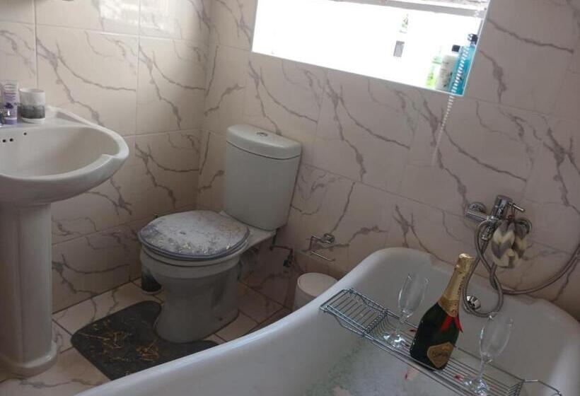 Номер Стандарт, Sbukosezwe Guest House