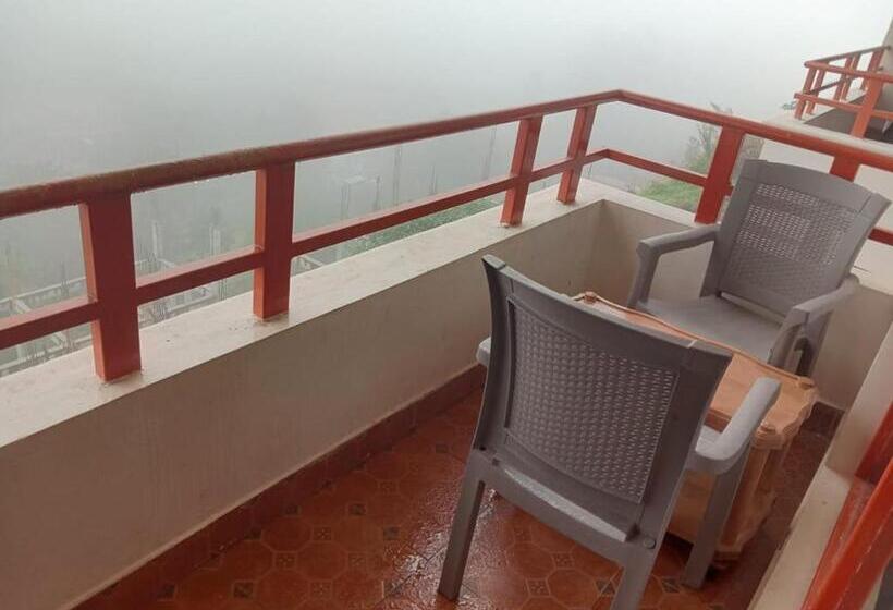 Номер Стандарт с Балконом, Yogi Residency Kodai