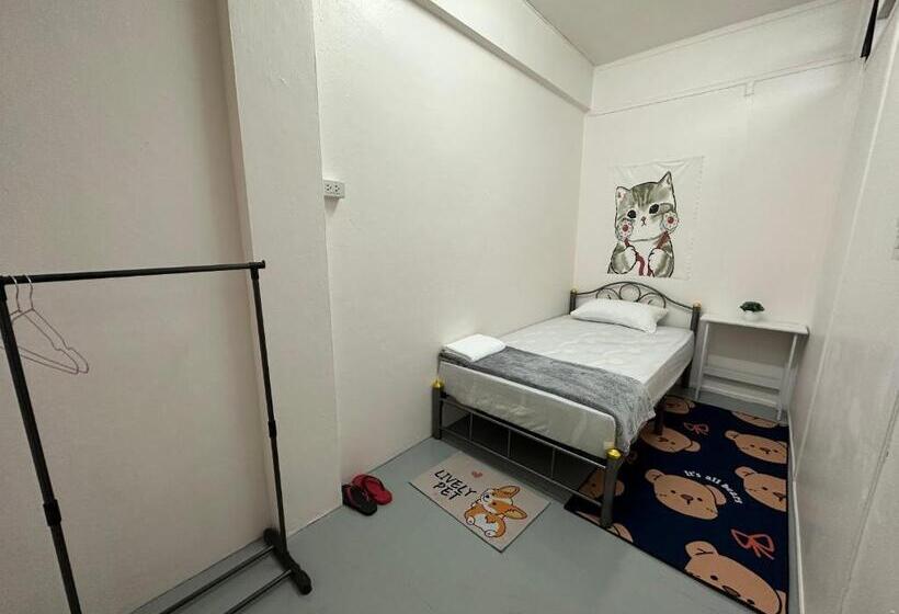 اتاق استاندارد یک تخته با سرویس بهداشتی مشترک, Madam Guesthouse
