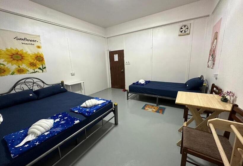 اتاق استاندارد سه تخته با سرویس بهداشتی مشترک, Madam Guesthouse