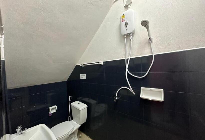 اتاق استاندارد سه تخته با سرویس بهداشتی مشترک, Madam Guesthouse