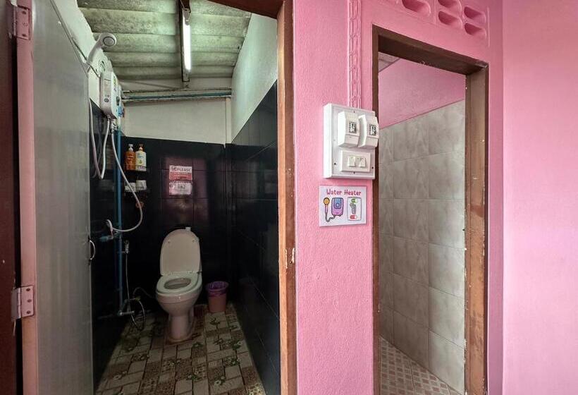 اتاق استاندارد سه تخته با سرویس بهداشتی مشترک, Madam Guesthouse