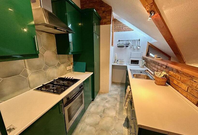 １ベッドルームアパートメント, Acme Apartments