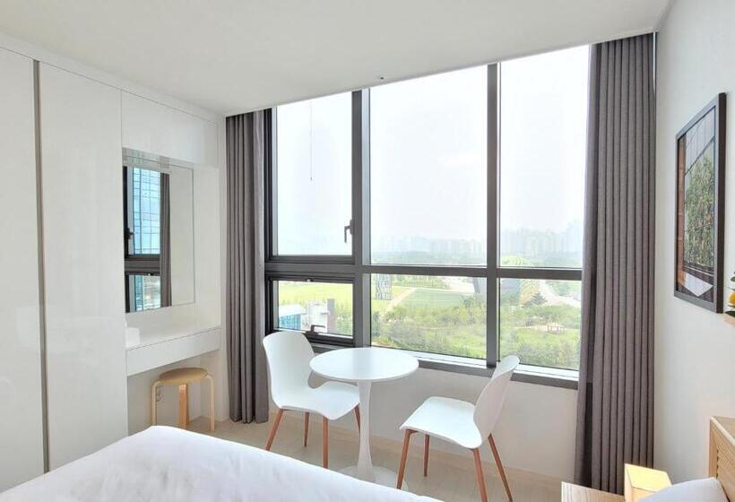标准间, Dahlbit Stay
