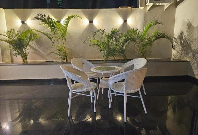 Люкс с Балконом, The Lodgers Boutique Hotel Near India Expo Centre & Mart Greater Noida