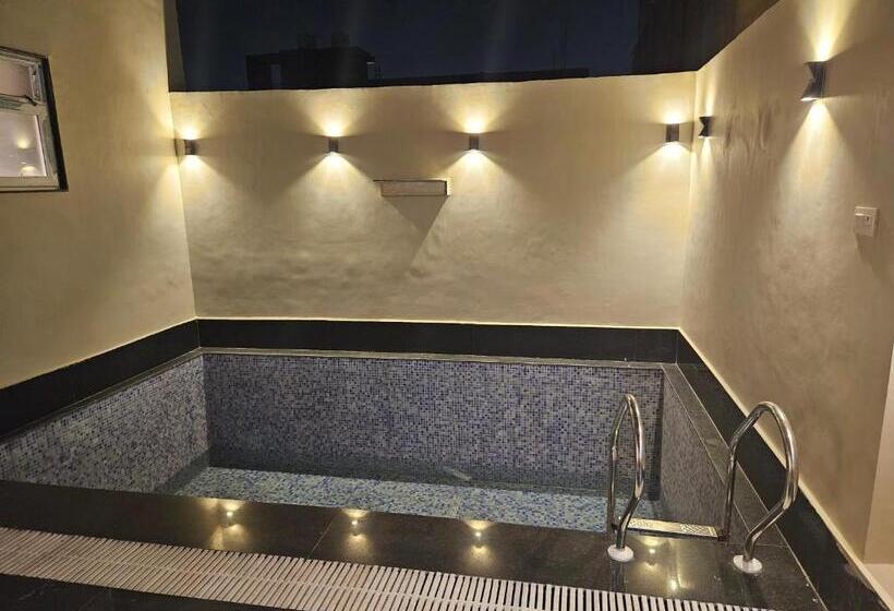 Люкс с Балконом, The Lodgers Boutique Hotel Near India Expo Centre & Mart Greater Noida