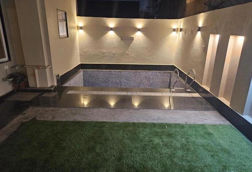 Номер Deluxe с Балконом, The Lodgers Boutique Hotel Near India Expo Centre & Mart Greater Noida