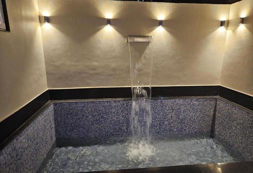 バルコニー付きデラックスルーム, The Lodgers Boutique Hotel Near India Expo Centre & Mart Greater Noida