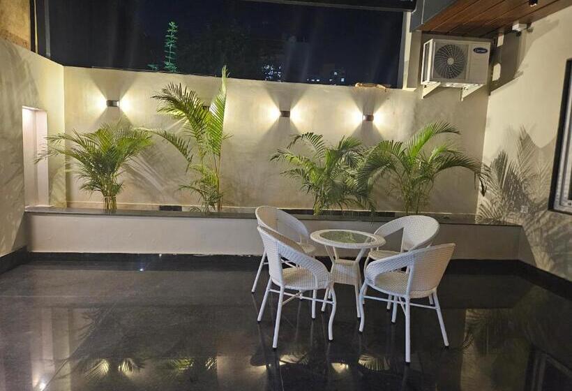 バルコニー付きデラックスルーム, The Lodgers Boutique Hotel Near India Expo Centre & Mart Greater Noida