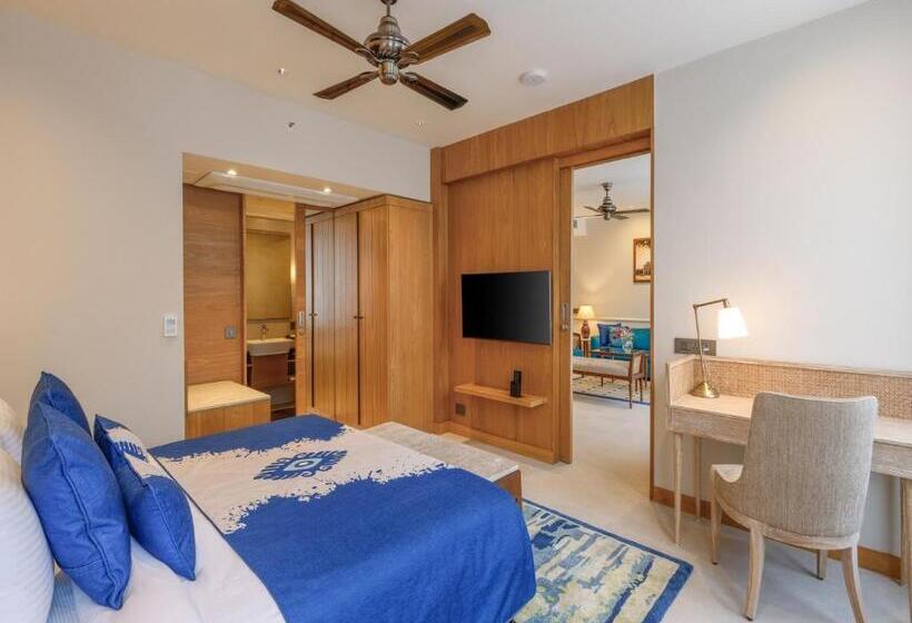 Люкс с Балконом, The Astor   All Suites Hotel Candolim Goa