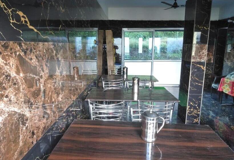 디럭스 패밀리 룸, Shri Narayan Tourist Lodge & Chandica