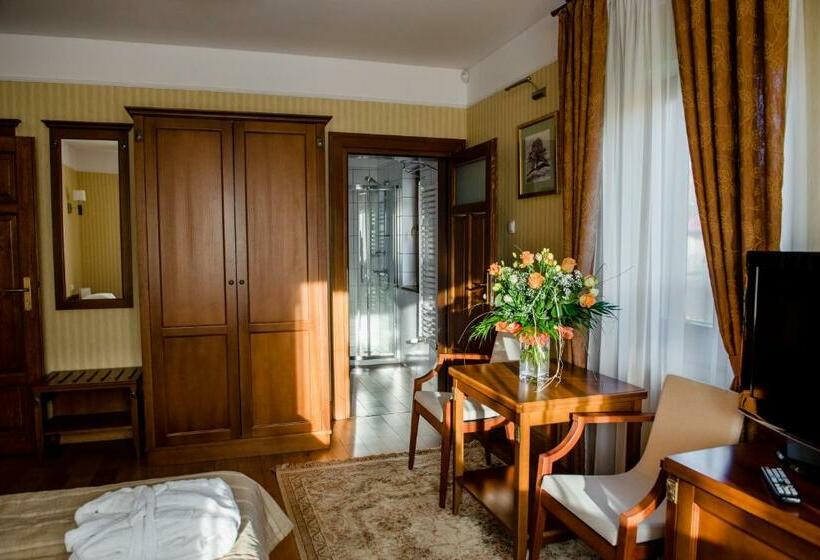 غرفة قياسية, Pałac Czarny Las