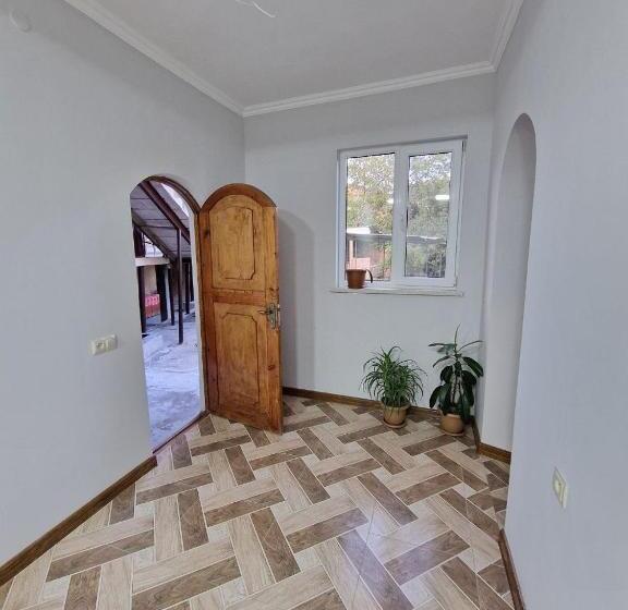 Студия Стандарт, Selina Guest House