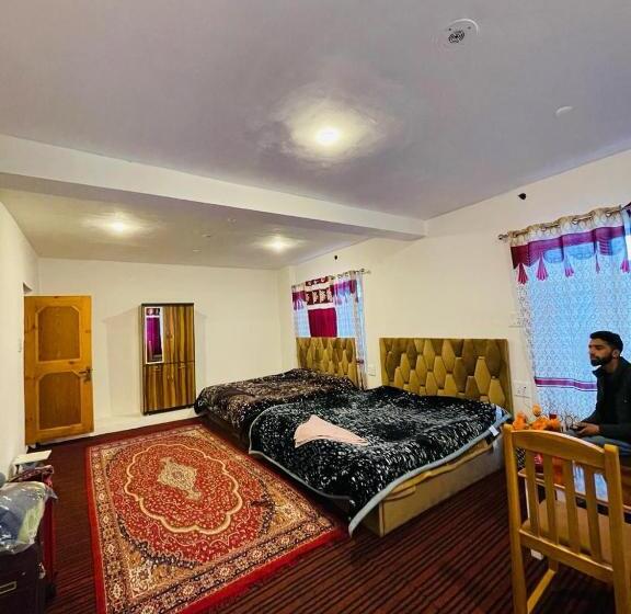 اتاق خانوادگی, The Gulmarg Palace