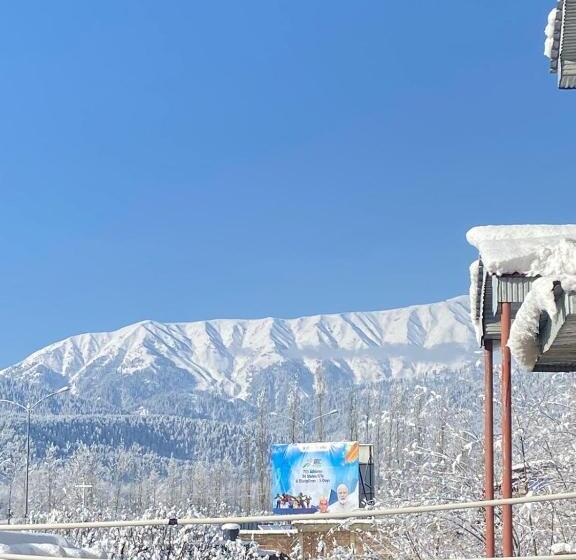 اتاق خانوادگی, The Gulmarg Palace