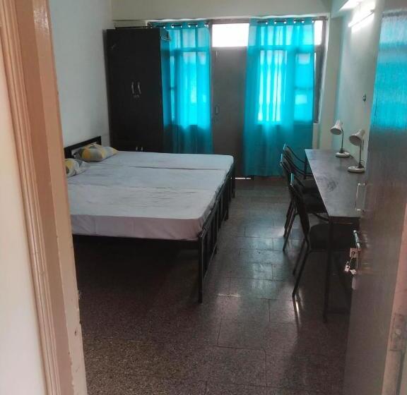 스탠다드 트리플 발코니 룸, Abuzz Oxfordcaps Chanakya Hostel Solan
