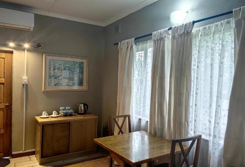 اتاق استاندارد سه نفره, Mitchell Guesthouse