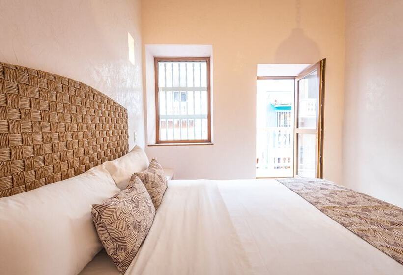 اتاق لوکس با بالکن, Casa Noa Colonial Rooms