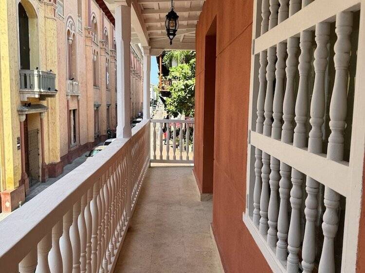 اتاق لوکس با بالکن, Casa Noa Colonial Rooms