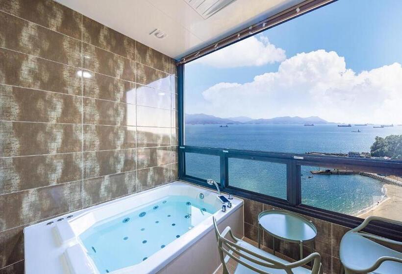 اتاق خانوادگی با چشم‌انداز دریا, Le Paradis Ocen View Spa Pension