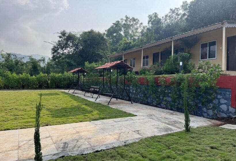 Suite with lake view, Vrisa Mountain Retreat