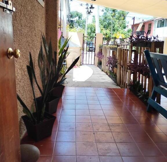 اتاق استاندارد, Aroma A Cafe