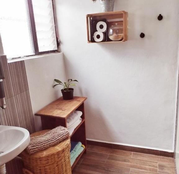 اتاق استاندارد, Aroma A Cafe