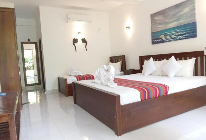 اتاق استاندارد سه تخته با چشم‌انداز باغ, Elephant Eye Safari House