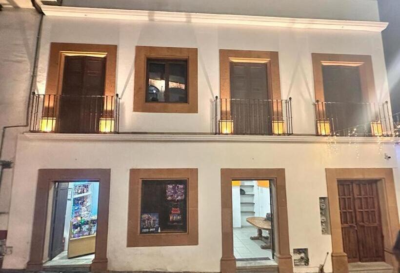 デラックスルーム, Centrico House