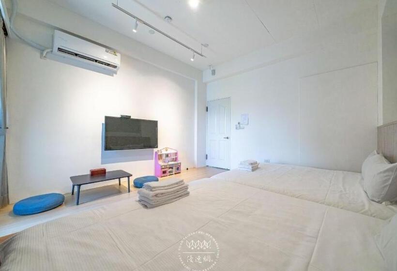اتاق استاندارد چهارنفره با بالکن, Namek Guesthouse