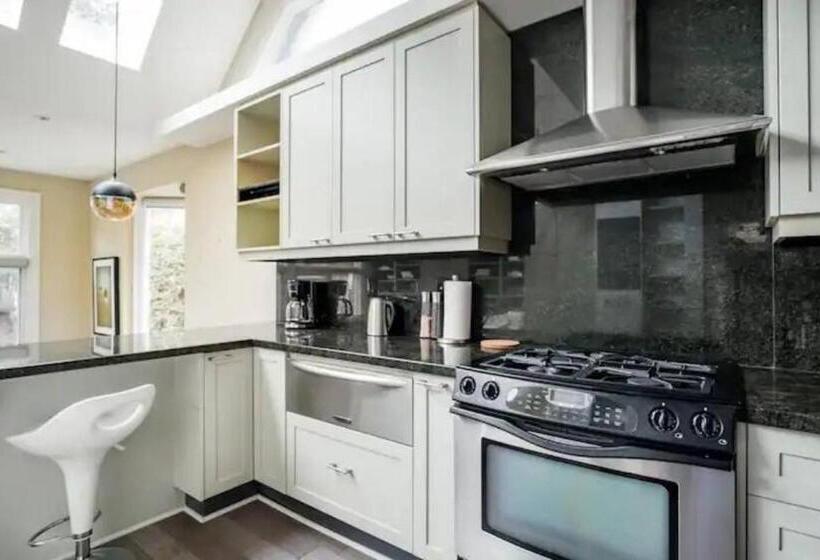 חדר דלוקס, Double Bedroom On Up Or 3 Bedrooms In Basement Near Eglinton Subway Station