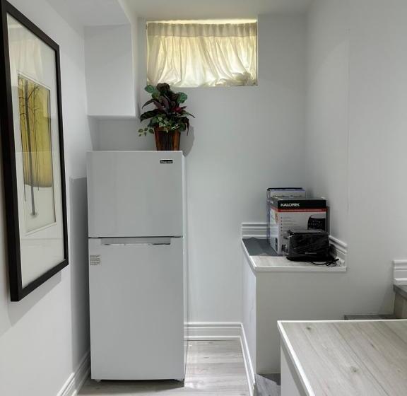סוויטה משפחתית, Double Bedroom On Up Or 3 Bedrooms In Basement Near Eglinton Subway Station