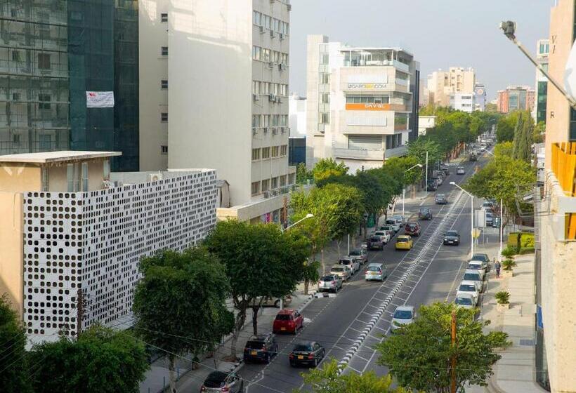 带1个卧室的带阳台的公寓, Seabreeze City Center Flat By Trulycyprus