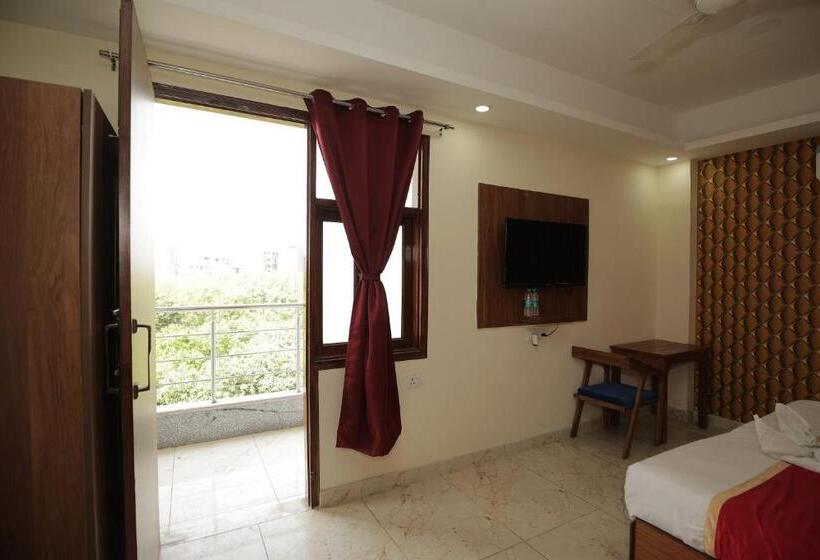Номер Deluxe, The Anvi Residency Sector 122