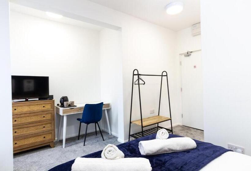 Номер Стандарт, Suite 4   Trendy Spot In Oldham City Centre