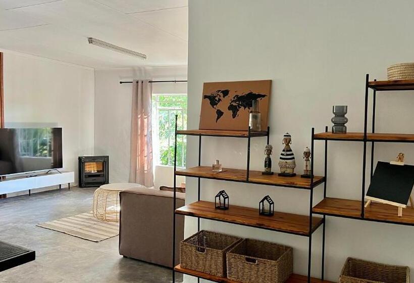 Дом 3 Спальни, Loerieroep Estate   Mountainview Selfcatering Accommodation Nelspruit