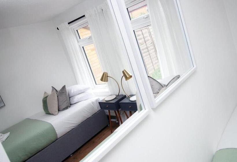 خانه 1 خوابه, 4 Br With Free On Street Parking