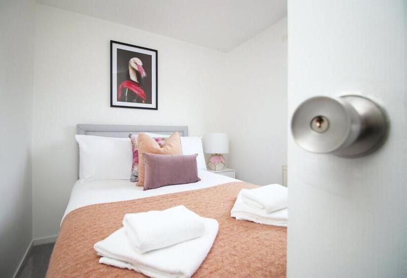 خانه 1 خوابه, 4 Br With Free On Street Parking