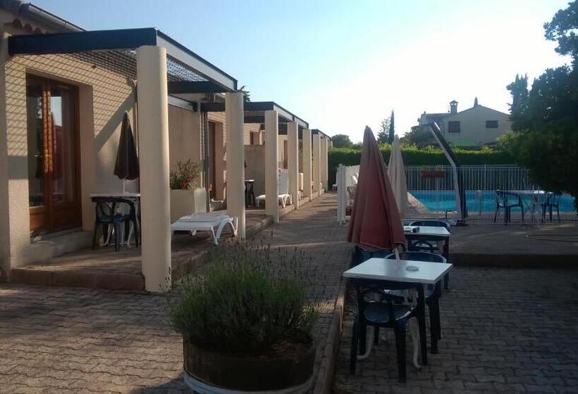 Номер Стандарт Вид на Бассейн, Hôtel Restaurant Douce France
