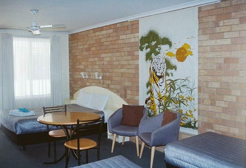 Семейный Номер, Shady Rest Motel