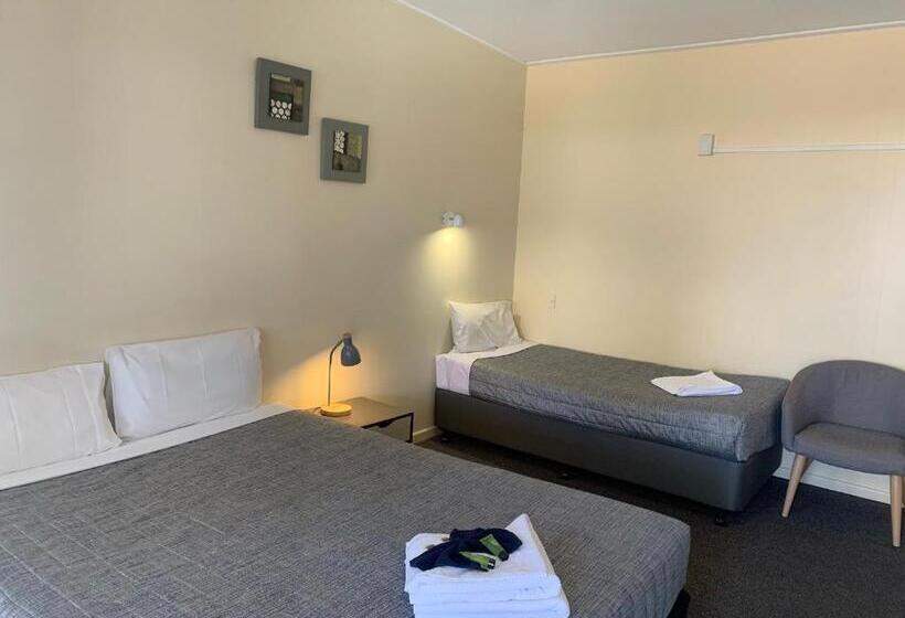 Номер Стандарт, Shady Rest Motel